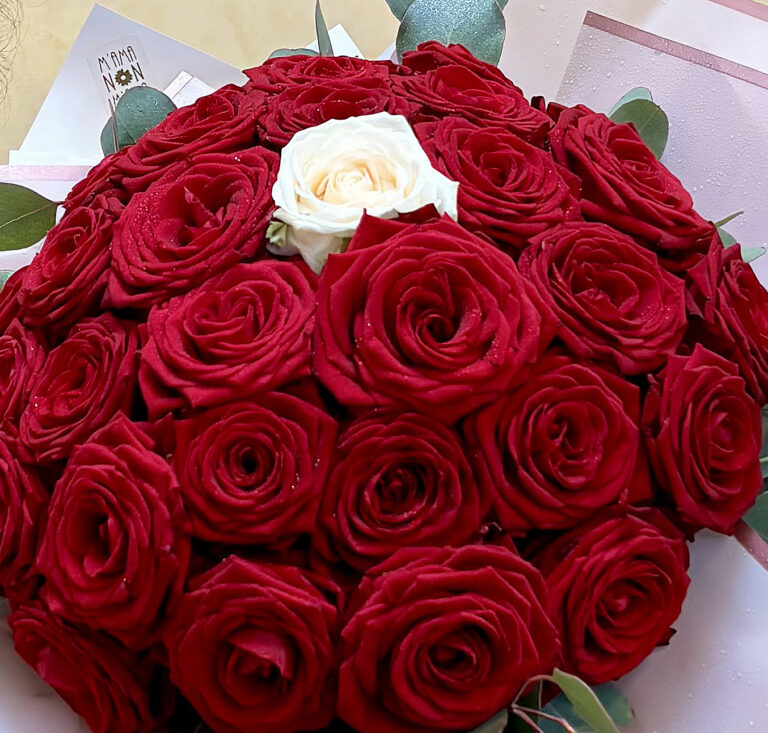 Proposta di matrimonio: 36 rose rosse e 1 bianca