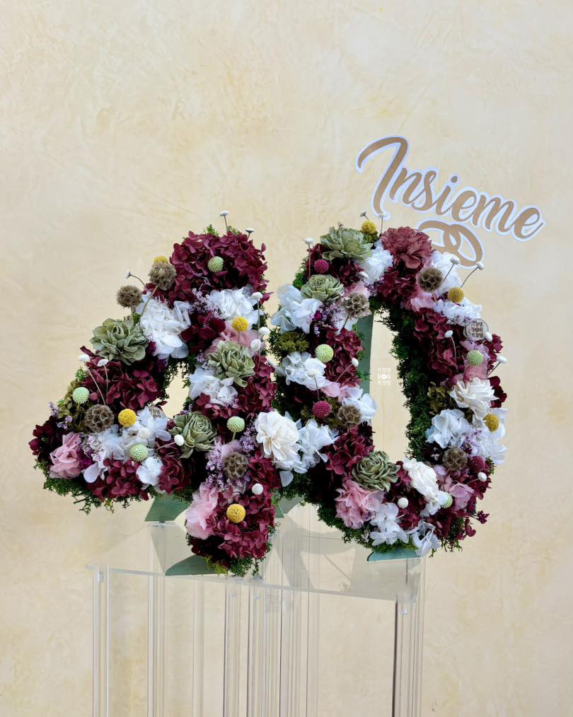 "40 anni insieme" scritto con i fiori stabilizzati di M'Ama Non M'Ama