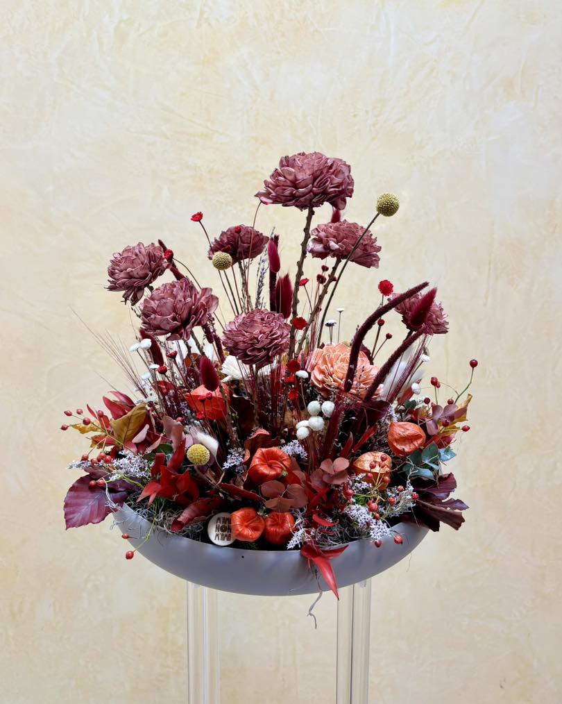Tegame decorato con fiori essiccati e fiori di Shola a L'Aquila