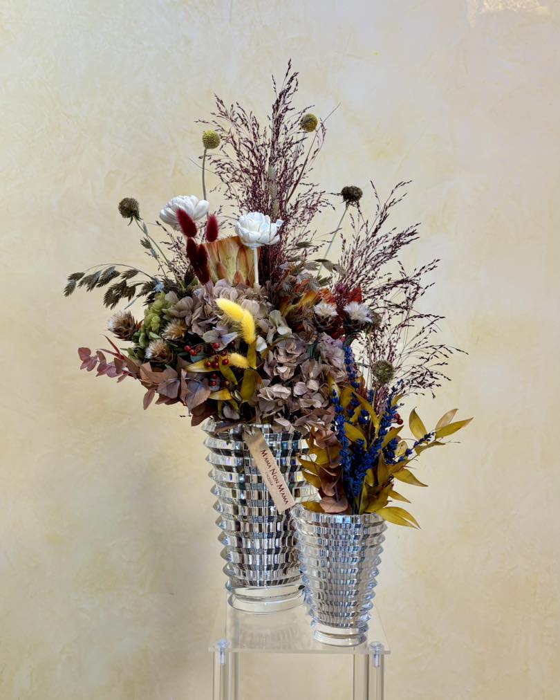 Vasi di vetro con i fiori stabilizzati ed essiccati a L'Aquila